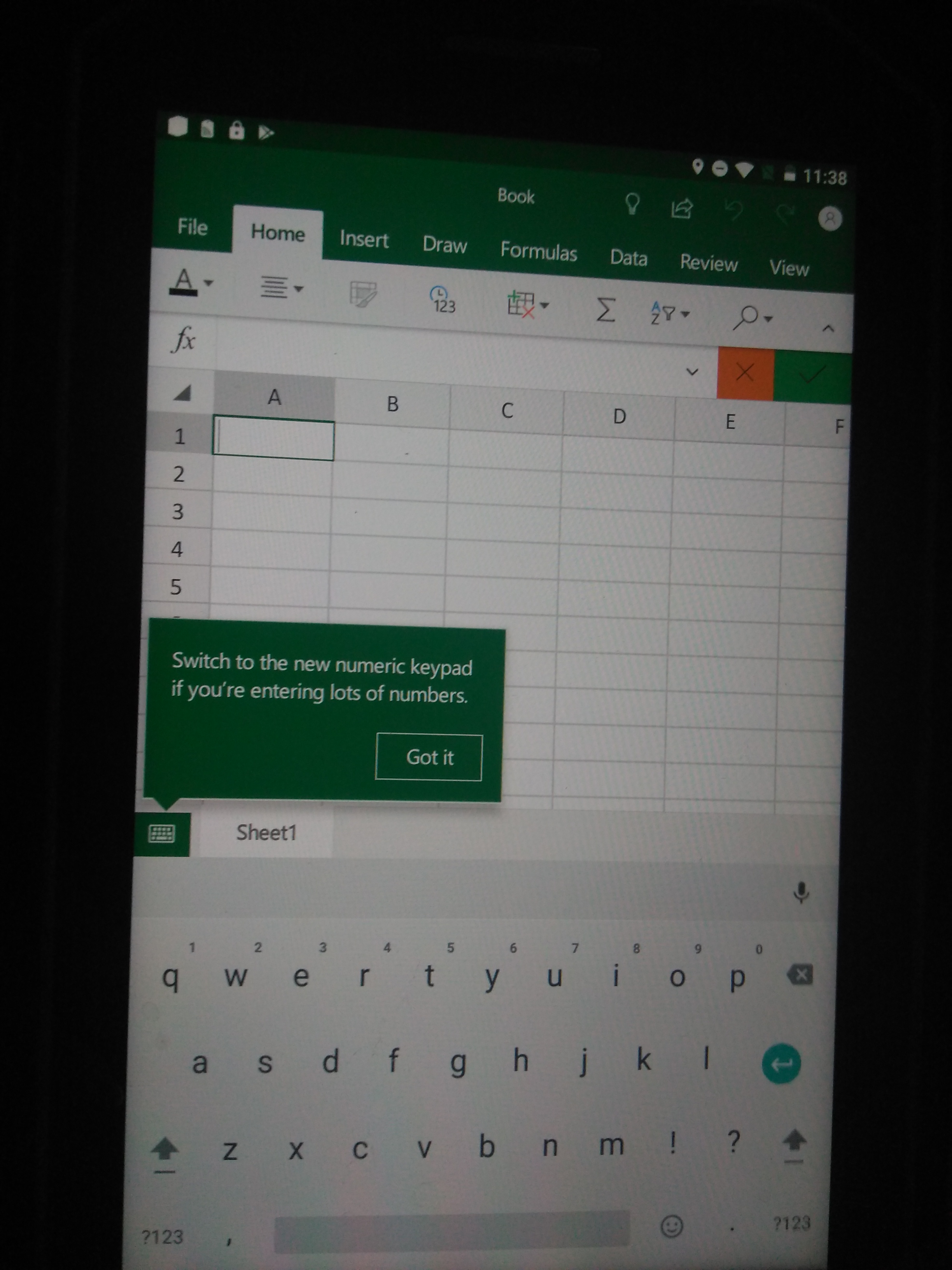 Photo of excel app showing microphone icon in upper right of keyboard