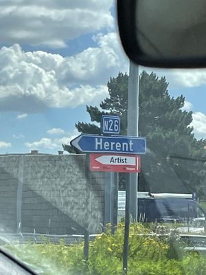 Ein "Artist"-Schild weist verzweifelt den Weg Richtung Bühne an einer Autobahnauffahrt