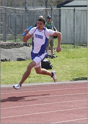 Grayson_running_the_4x100.jpg